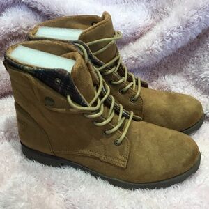 Women’s Tan Suede Lace-Up Ankle Boots with Padded Collar